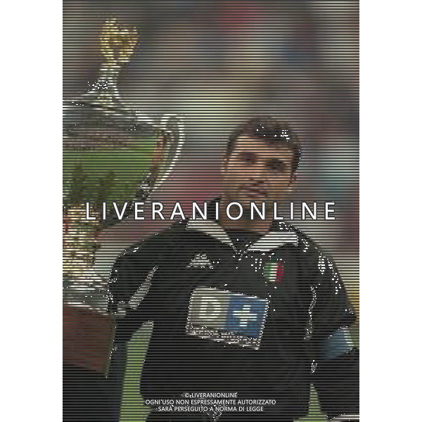 1998-1999 MILANO- TROFEO LUIGI BERLUSCONI MILAN JUVENTUS NELLA FOTO ANGELO PERUZZI CON LA COPPA LUIGI BERLUSCONI AG ALDO LIVERANI SAS