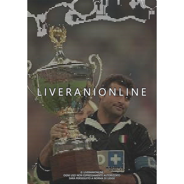 1998-1999 MILANO- TROFEO LUIGI BERLUSCONI MILAN JUVENTUS NELLA FOTO ANGELO PERUZZI CON LA COPPA LUIGI BERLUSCONI AG ALDO LIVERANI SAS