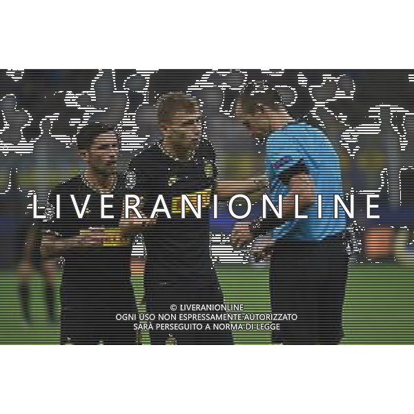 Milano 17-09-2019 Stadio Giuseppe Meazza - San Siro UEFA Champions League fase a gironi 1° giornata gruppo F Inter vs Slavia Praga nella foto Stefano Sensi e Nicolo\' Barella protestano con l\'arbitro Buquet foto Roberto Garavaglia - ag. Aldo Liverani sas / AGENZIA ALDO LIVERANI SAS