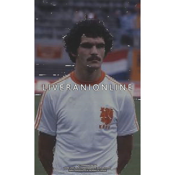 RETROSPETTIVA MICHEL VAN DE KORPUT CALCIATORE NELLA FOTO MICHEL VAN DE KORPUT CON LA MAGLIA DELLA NAZIONALE OLANDESE AG ALDO LIVERANI SAS