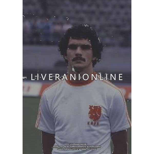 RETROSPETTIVA MICHEL VAN DE KORPUT CALCIATORE NELLA FOTO MICHEL VAN DE KORPUT CON LA MAGLIA DELLA NAZIONALE OLANDESE AG ALDO LIVERANI SAS
