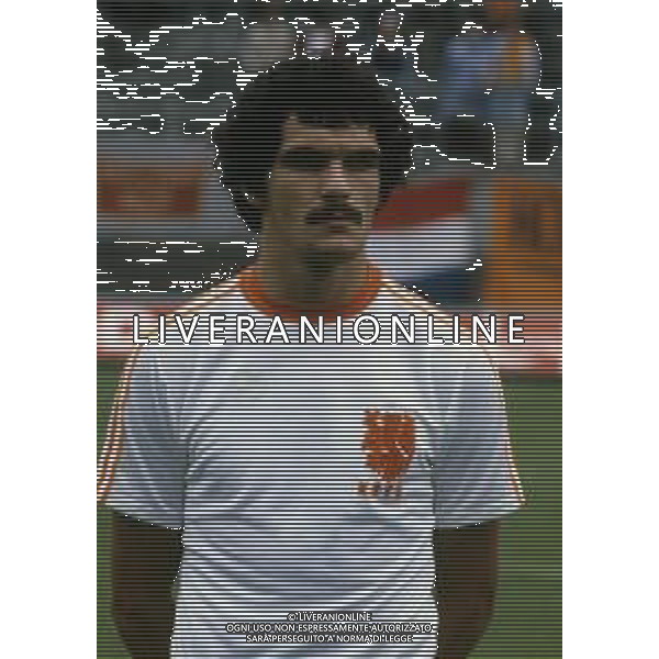 RETROSPETTIVA MICHEL VAN DE KORPUT CALCIATORE NELLA FOTO MICHEL VAN DE KORPUT CON LA MAGLIA DELLA NAZIONALE OLANDESE AG ALDO LIVERANI SAS