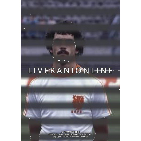 RETROSPETTIVA MICHEL VAN DE KORPUT CALCIATORE NELLA FOTO MICHEL VAN DE KORPUT CON LA MAGLIA DELLA NAZIONALE OLANDESE AG ALDO LIVERANI SAS