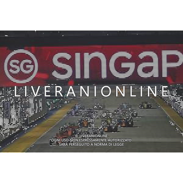Charles Leclerc (MON) Ferrari SF90 leads at the start of the race. 22.09.2019. Formula 1 World Championship, Rd 15, Singapore Grand Prix, Marina Bay Street Circuit, Singapore, Race Day. AG ALDO LIVERANI SAS-ONLY ITALY