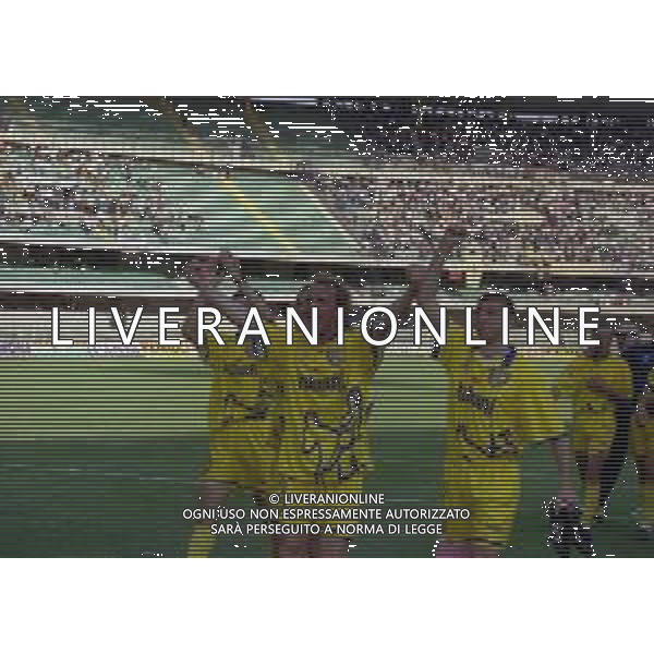 16-05 1999 VERONA CAMPIONATO DI CALCIO SERIE B CHIEVO -VERONA 2-0 NELLA FOTO ESULTANZA GIOCATORI CHIEVO A FINEGARA PER LA VITTORIA NEL DERBY AG ALDO LIVERANI SAS