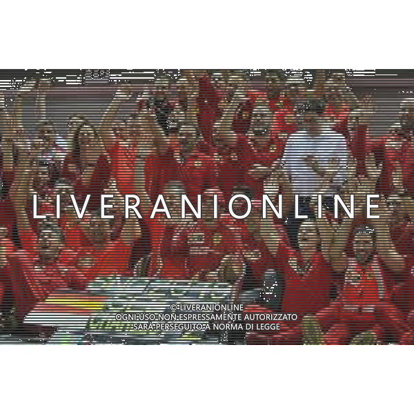 Race winner Sebastian Vettel (GER) Ferrari and second placed Charles Leclerc (MON) Ferrari celebrate with the team. 22.09.2019. Formula 1 World Championship, Rd 15, Singapore Grand Prix, Marina Bay Street Circuit, Singapore, Race Day. AG ALDO LIVERANI SAS-ONLY ITALY