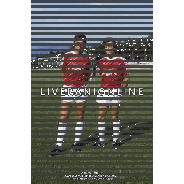 RETROSPETTIVA GORDON COWANS CALCIATORE NELLA FOTO GORDON COWANS CON LA MAGLIA DEL BARI CALCIO CON PAUL RIDEOT AG ALDO LIVERANI SAS