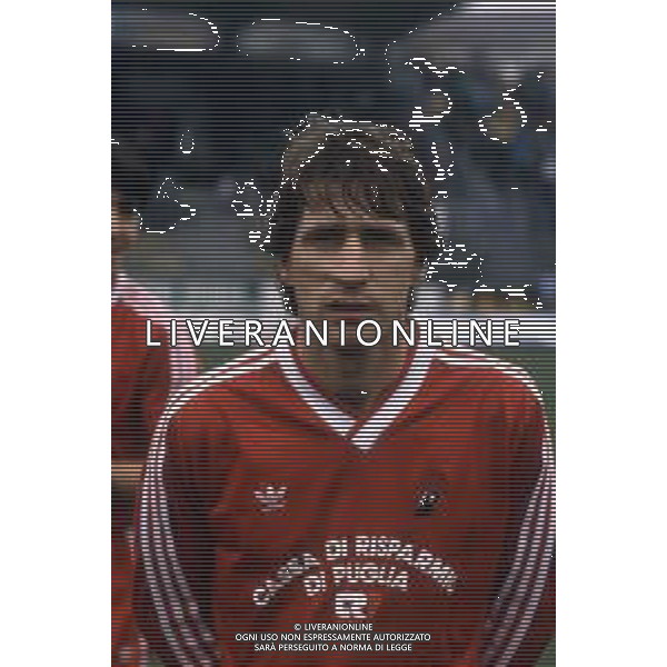 RETROSPETTIVA GORDON COWANS CALCIATORE NELLA FOTO GORDON COWANS CON LA MAGLIA DEL BARI CALCIO AG ALDO LIVERANI SAS