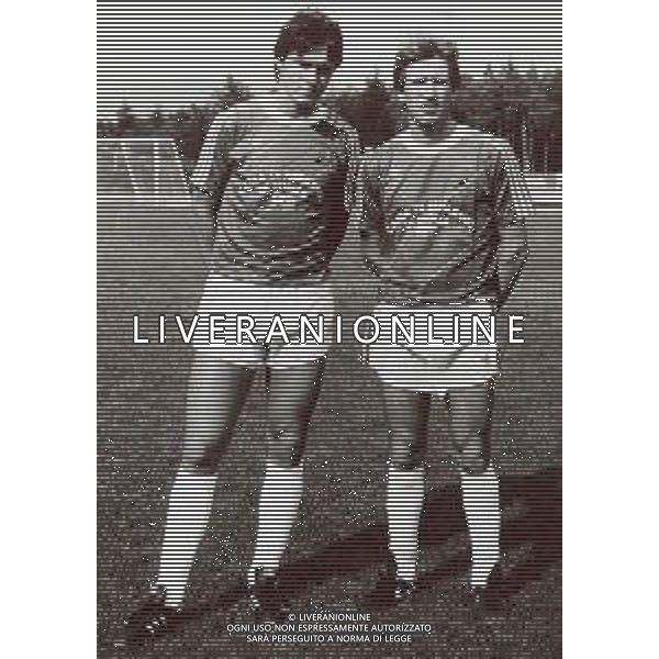 RETROSPETTIVA COWANS GORDON CALCIATORE NELLA FOTO COWANS GORDON CON LA MAGLIA DEL BARI CALCIO CON PAUL RIDEOT AG ALDO LIVERANI SAS