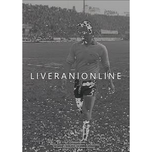 RETROSPETTIVA ROBERTO BONINSEGNA CALCIATORE NELLA FOTO ROBERTO BONINSEGNA CON LA MAGLIA DEL VERONA CALCIO NELL\'ANNO 1979-1980 AG ALDO LIVERANI SAS