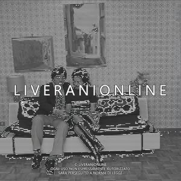 RETROSPETTIVA ROBERTO BONINSEGNA CALCIATORE NELLA FOTO ROBERTO BONINSEGNA CON LA MOGLIE NELL\'ANNO 1970 AG ALDO LIVERANI SAS