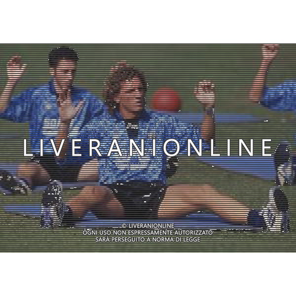 RETROSPETTIVA PAVONE CHRISTIAN CALCIATORE NELLA FOTO PAVONE CHRISTIAN CON LA MAGLIA DELL\'ATALANTA CALCIO AG ALDO LIVERANI SAS