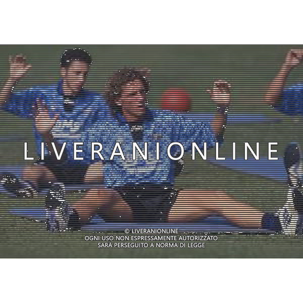 RETROSPETTIVA PAVONE CHRISTIAN CALCIATORE NELLA FOTO PAVONE CHRISTIAN CON LA MAGLIA DELL\'ATALANTA CALCIO AG ALDO LIVERANI SAS