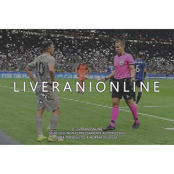 Milano 1-10-2019 Stadio Giuseppe Meazza - San Siro UEFA Champions League fase a gironi 2° giornata gruppo C Atalanta vs Shakhtar Donetsk nella foto Junior Moraes (Shakhtar Donetsk) SX e l\'arbitro Tobias Stieler (GER) DX foto Roberto Garavaglia - ag. Aldo Liverani sas/ AGENZIA ALDO LIVERANI SAS