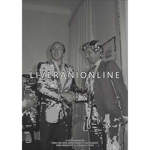 1981 TRIESTE PRESENTAZIONE DEL NUOVO ALLENATORE DELLA TRIESTINA CALCIO ADRIANO BUFFONI NELLA FOTO RAFFAELE DE RIU\' CON ADRIANO BUFFONI AG ALDO LIVERANI SAS