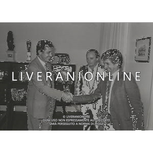 1981 TRIESTE PRESENTAZIONE DEL NUOVO ALLENATORE DELLA TRIESTINA CALCIO ADRIANO BUFFONI NELLA FOTO FRANCESCO JANICH RAFFAELE DE RIU\' CON ADRIANO BUFFONI AG ALDO LIVERANI SAS