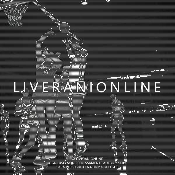 1974 MILANO CAMPIONATO DI BASKET SERIE A MOBILQUATTRO SNAIDERO NELLA FOTO CIUCK JURA-VERONESE E MC DANIELS AG ALDO LIVERANI SAS