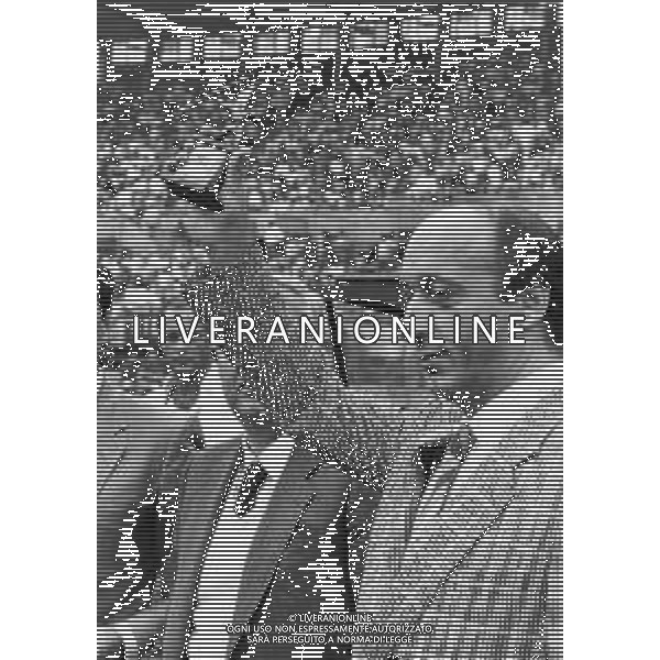 RETROSPETTIVA LUCIANO MOGGI DIRIGENTE SPORTIVO NELLA FOTO LUCIANO MOGGI CON IL PREMIO GUERIN SPORTIVO AG ALDO LIVERANI SAS