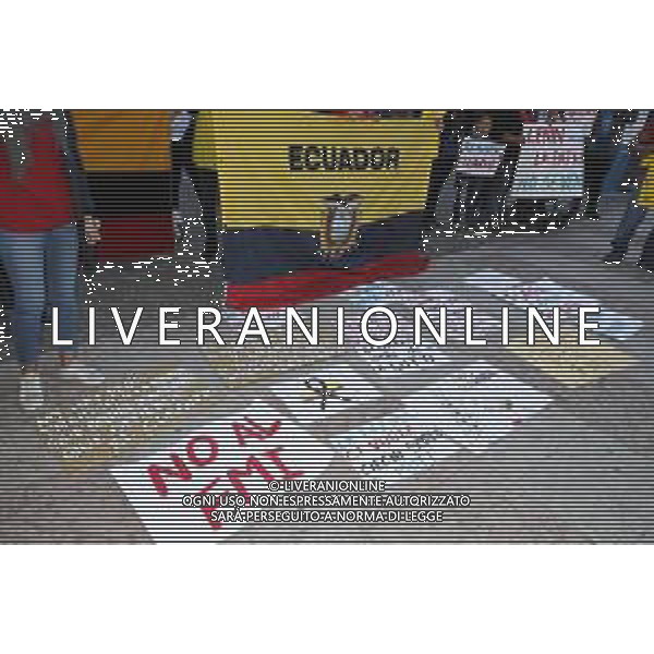 TRENTO 12.10.2019 - Festival dello Sport seconda edizione - nella foto: i cartelli di protesta della comunità\' ecuadoregna in piazza dante a trento ©Claudio Zamagni/Agenzia Aldo Liverani