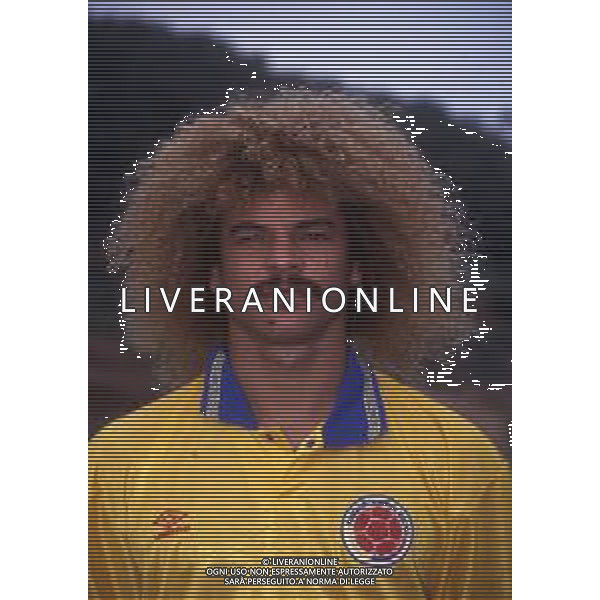 RETROSPETTIVA VALDERRAMA CARLOS CALCIATORE NELLA FOTO VALDERRAMA CARLOS CON LA MAGLIA DELLA NAZIONALE DELLA COLOMBIA AG ALDO LIVERANI SAS