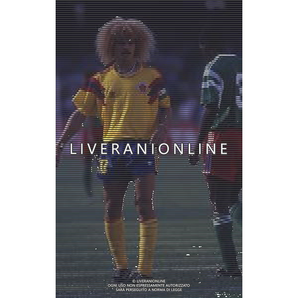 RETROSPETTIVA VALDERRAMA CARLOS CALCIATORE NELLA FOTO VALDERRAMA CARLOS CON LA MAGLIA DELLA NAZIONALE DELLA COLOMBIA AG ALDO LIVERANI SAS