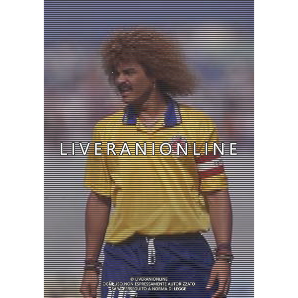 RETROSPETTIVA VALDERRAMA CARLOS CALCIATORE NELLA FOTO VALDERRAMA CARLOS CON LA MAGLIA DELLA NAZIONALE DELLA COLOMBIA AG ALDO LIVERANI SAS