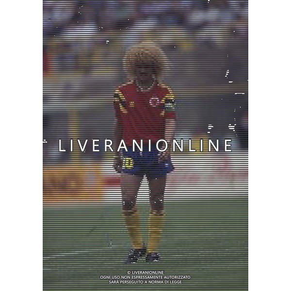 RETROSPETTIVA VALDERRAMA CARLOS CALCIATORE NELLA FOTO VALDERRAMA CARLOS CON LA MAGLIA DELLA NAZIONALE DELLA COLOMBIA AG ALDO LIVERANI SAS