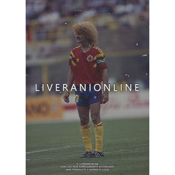 RETROSPETTIVA VALDERRAMA CARLOS CALCIATORE NELLA FOTO VALDERRAMA CARLOS CON LA MAGLIA DELLA NAZIONALE DELLA COLOMBIA AG ALDO LIVERANI SAS