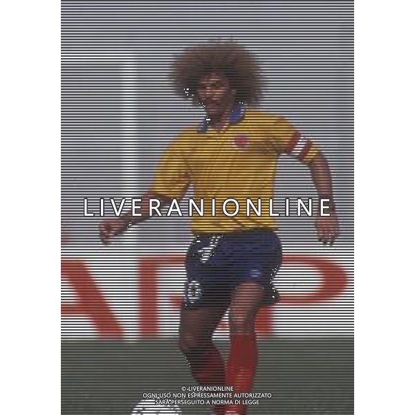 RETROSPETTIVA VALDERRAMA CARLOS CALCIATORE NELLA FOTO VALDERRAMA CARLOS CON LA MAGLIA DELLA NAZIONALE DELLA COLOMBIA AG ALDO LIVERANI SAS