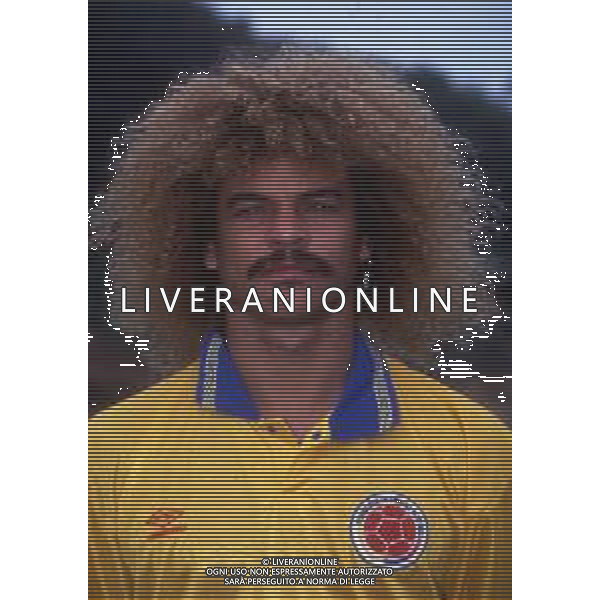 RETROSPETTIVA VALDERRAMA CARLOS CALCIATORE NELLA FOTO VALDERRAMA CARLOS CON LA MAGLIA DELLA NAZIONALE DELLA COLOMBIA AG ALDO LIVERANI SAS