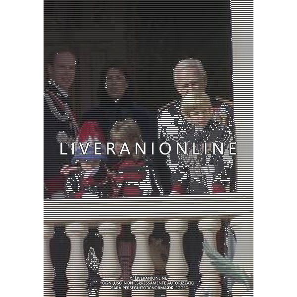 REALI PRINCIPATO DI MONACO - Ranieri III Grimaldi principe sovrano di Monaco - RETROSPETTIVA ANNI \'90 nella foto con il figlio Alberto II e la figlia Principessa Carolina con i figli Charlotte, Pierre e Andrea Casiraghi affacciati al balcone del Palais Princier ©ARCHIVIO AGENZIA ALDO LIVERANI SAS
