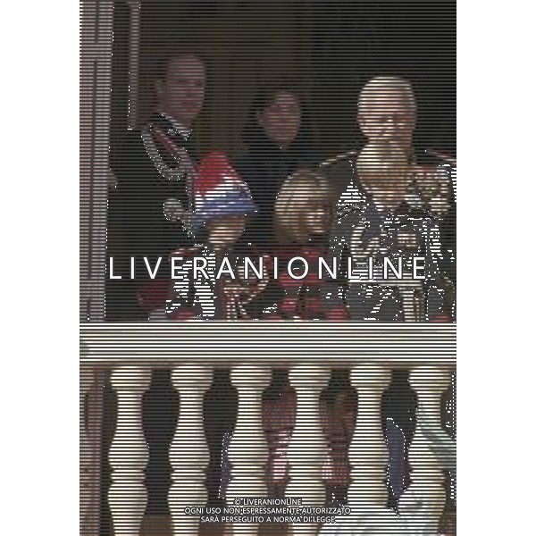 REALI PRINCIPATO DI MONACO - Ranieri III Grimaldi principe sovrano di Monaco - RETROSPETTIVA ANNI \'90 nella foto con il figlio Alberto II e la figlia Principessa Carolina con i figli Charlotte, Pierre e Andrea Casiraghi affacciati al balcone del Palais Princier ©ARCHIVIO AGENZIA ALDO LIVERANI SAS