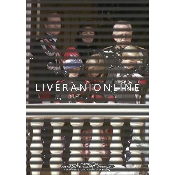 REALI PRINCIPATO DI MONACO - Ranieri III Grimaldi principe sovrano di Monaco - RETROSPETTIVA ANNI \'90 nella foto con il figlio Alberto II e la figlia Principessa Carolina con i figli Charlotte, Pierre e Andrea Casiraghi affacciati al balcone del Palais Princier ©ARCHIVIO AGENZIA ALDO LIVERANI SAS