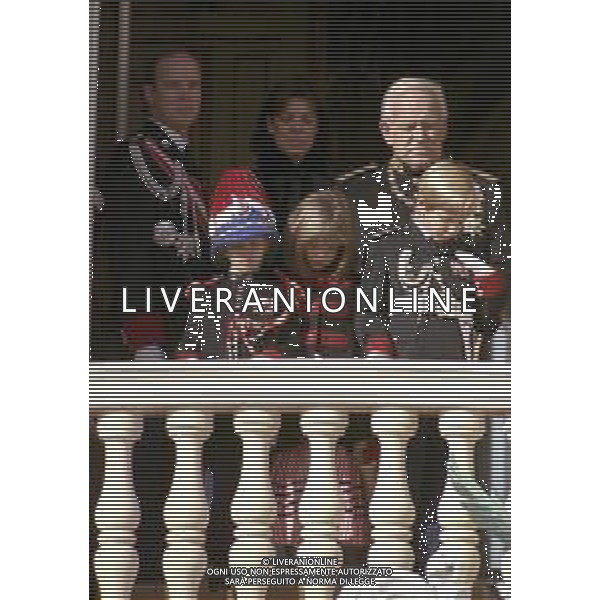 REALI PRINCIPATO DI MONACO - Ranieri III Grimaldi principe sovrano di Monaco - RETROSPETTIVA ANNI \'90 nella foto con il figlio Alberto II e la figlia Principessa Carolina con i figli Charlotte, Pierre e Andrea Casiraghi affacciati al balcone del Palais Princier ©ARCHIVIO AGENZIA ALDO LIVERANI SAS