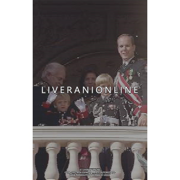 REALI PRINCIPATO DI MONACO - Ranieri III Grimaldi principe sovrano di Monaco - RETROSPETTIVA ANNI \'90 nella foto con il figlio Alberto II e la figlia Principessa Carolina con i figli Pierre e Andrea Casiraghi affacciati al balcone del Palais Princier ©ARCHIVIO AGENZIA ALDO LIVERANI SAS