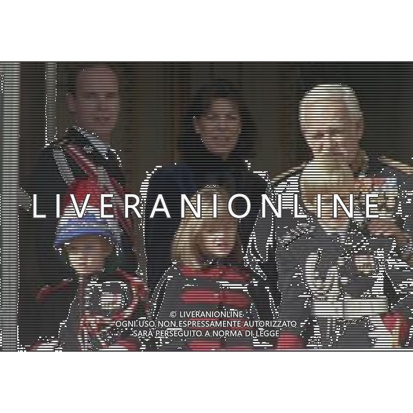 REALI PRINCIPATO DI MONACO - Ranieri III Grimaldi principe sovrano di Monaco - RETROSPETTIVA ANNI \'90 nella foto con il figlio Alberto II e la figlia Principessa Carolina con i figli Charlotte, Pierre e Andrea Casiraghi affacciati al balcone del Palais Princier ©ARCHIVIO AGENZIA ALDO LIVERANI SAS