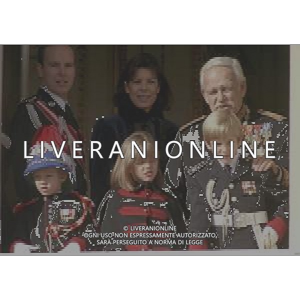 REALI PRINCIPATO DI MONACO - Ranieri III Grimaldi principe sovrano di Monaco - RETROSPETTIVA ANNI \'90 nella foto con il figlio Alberto II e la figlia Principessa Carolina con i figli Charlotte, Pierre e Andrea Casiraghi affacciati al balcone del Palais Princier ©ARCHIVIO AGENZIA ALDO LIVERANI SAS