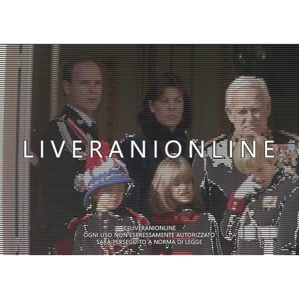 REALI PRINCIPATO DI MONACO - Ranieri III Grimaldi principe sovrano di Monaco - RETROSPETTIVA ANNI \'90 nella foto con il figlio Alberto II e la figlia Principessa Carolina con i figli Charlotte, Pierre e Andrea Casiraghi affacciati al balcone del Palais Princier ©ARCHIVIO AGENZIA ALDO LIVERANI SAS