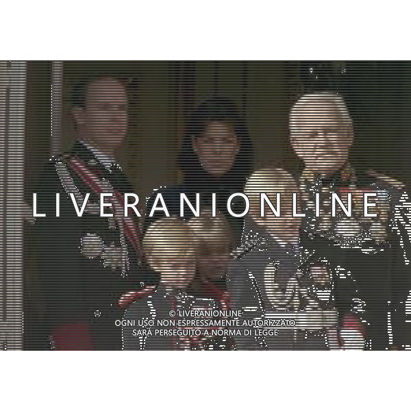 REALI PRINCIPATO DI MONACO - Ranieri III Grimaldi principe sovrano di Monaco - RETROSPETTIVA ANNI \'90 nella foto con il figlio Alberto II e la figlia Principessa Carolina con i figli Charlotte, Pierre e Andrea Casiraghi affacciati al balcone del Palais Princier ©ARCHIVIO AGENZIA ALDO LIVERANI SAS
