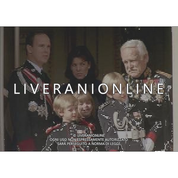 REALI PRINCIPATO DI MONACO - Ranieri III Grimaldi principe sovrano di Monaco - RETROSPETTIVA ANNI \'90 nella foto con il figlio Alberto II e la figlia Principessa Carolina con i figli Charlotte, Pierre e Andrea Casiraghi affacciati al balcone del Palais Princier ©ARCHIVIO AGENZIA ALDO LIVERANI SAS