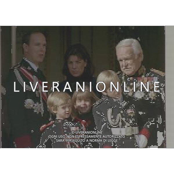 REALI PRINCIPATO DI MONACO - Ranieri III Grimaldi principe sovrano di Monaco - RETROSPETTIVA ANNI \'90 nella foto con il figlio Alberto II e la figlia Principessa Carolina con i figli Charlotte, Pierre e Andrea Casiraghi affacciati al balcone del Palais Princier ©ARCHIVIO AGENZIA ALDO LIVERANI SAS