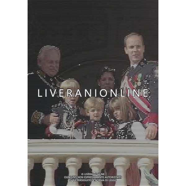 REALI PRINCIPATO DI MONACO - Ranieri III Grimaldi principe sovrano di Monaco - RETROSPETTIVA ANNI \'90 nella foto con il figlio Alberto II e la figlia Principessa Carolina con i figli Charlotte, Pierre e Andrea Casiraghi affacciati al balcone del Palais Princier ©ARCHIVIO AGENZIA ALDO LIVERANI SAS