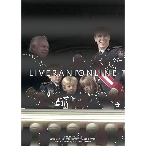 REALI PRINCIPATO DI MONACO - Ranieri III Grimaldi principe sovrano di Monaco - RETROSPETTIVA ANNI \'90 nella foto con il figlio Alberto II e la figlia Principessa Carolina con i figli Charlotte, Pierre e Andrea Casiraghi affacciati al balcone del Palais Princier ©ARCHIVIO AGENZIA ALDO LIVERANI SAS