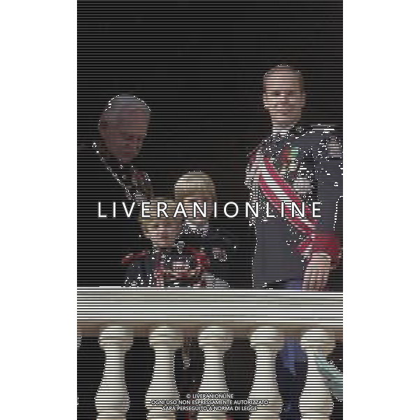 REALI PRINCIPATO DI MONACO - Ranieri III Grimaldi principe sovrano di Monaco - RETROSPETTIVA ANNI \'90 nella foto con il figlio Alberto II e i nipoti Pierre e Andrea Casiraghi affacciati al balcone del Palais Princier ©ARCHIVIO AGENZIA ALDO LIVERANI SAS