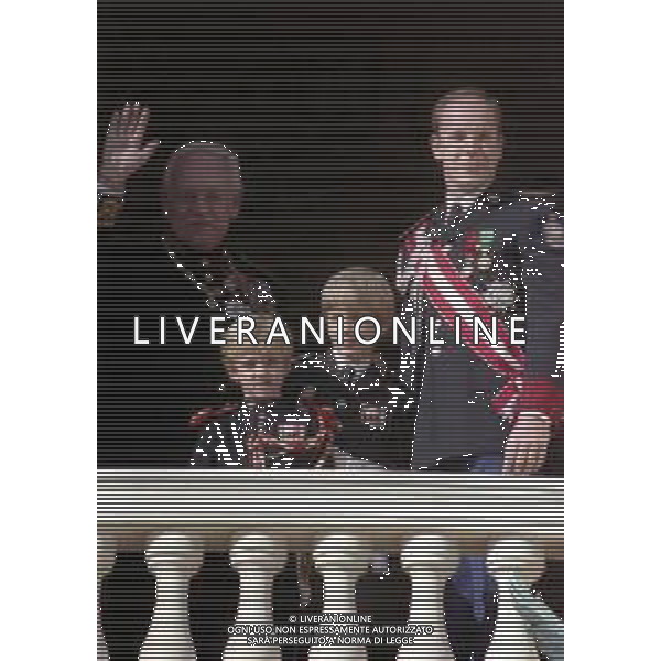 REALI PRINCIPATO DI MONACO - Ranieri III Grimaldi principe sovrano di Monaco - RETROSPETTIVA ANNI \'90 nella foto con il figlio Alberto II e i nipoti Pierre e Andrea Casiraghi affacciati al balcone del Palais Princier ©ARCHIVIO AGENZIA ALDO LIVERANI SAS