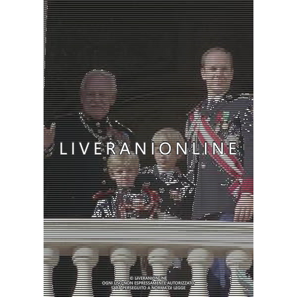 REALI PRINCIPATO DI MONACO - Ranieri III Grimaldi principe sovrano di Monaco - RETROSPETTIVA ANNI \'90 nella foto con il figlio Alberto II e i nipoti Pierre e Andrea Casiraghi affacciati al balcone del Palais Princier ©ARCHIVIO AGENZIA ALDO LIVERANI SAS