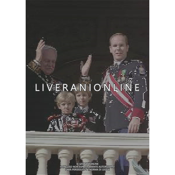 REALI PRINCIPATO DI MONACO - Ranieri III Grimaldi principe sovrano di Monaco - RETROSPETTIVA ANNI \'90 nella foto con il figlio Alberto II e i nipoti Pierre e Andrea Casiraghi affacciati al balcone del Palais Princier ©ARCHIVIO AGENZIA ALDO LIVERANI SAS