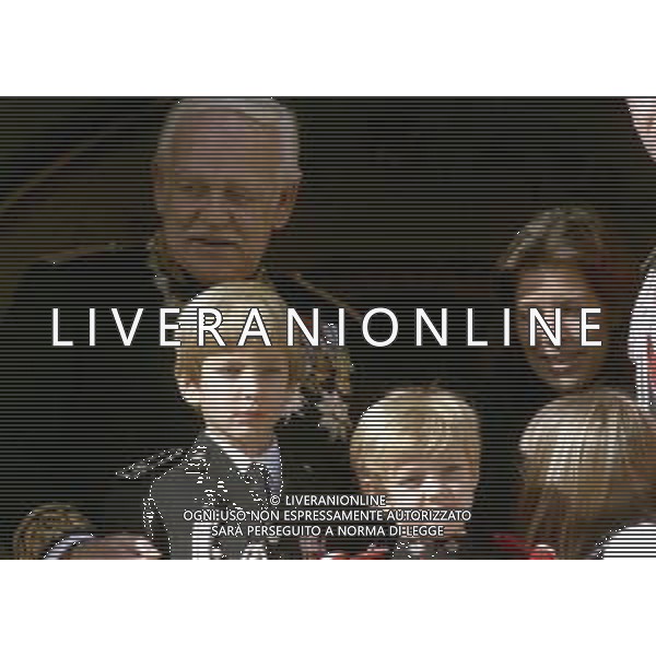 REALI PRINCIPATO DI MONACO - Ranieri III Grimaldi principe sovrano di Monaco - RETROSPETTIVA ANNI \'90 nella foto con la figlia Principessa Carolina con i figli Charlotte, Pierre e Andrea Casiraghi affacciati al balcone del Palais Princier ©ARCHIVIO AGENZIA ALDO LIVERANI SAS
