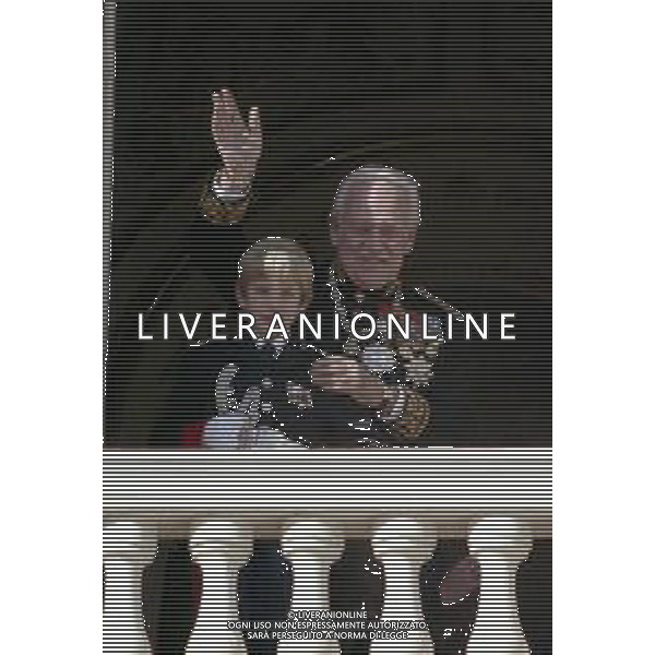 REALI PRINCIPATO DI MONACO - Ranieri III Grimaldi principe sovrano di Monaco - RETROSPETTIVA ANNI \'90 nella foto con il nipote Andrea Casiraghi affacciati al balcone del Palais Princier ©ARCHIVIO AGENZIA ALDO LIVERANI SAS