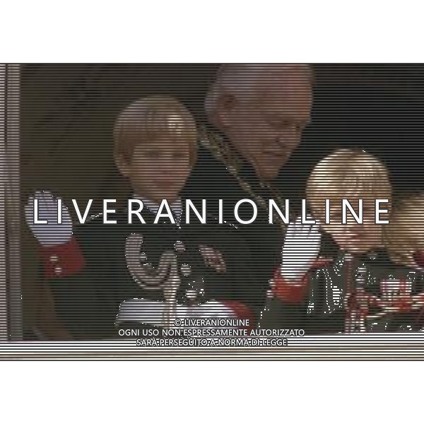 REALI PRINCIPATO DI MONACO - Ranieri III Grimaldi principe sovrano di Monaco - RETROSPETTIVA ANNI \'90 nella foto con i nipoti Pierre e Andrea Casiraghi affacciati al balcone del Palais Princier ©ARCHIVIO AGENZIA ALDO LIVERANI SAS